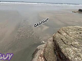 एबोनी वाइफ ने बीच हाउस पर टाइट पुसी फ्लैश की