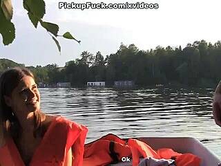 कभी देखा तीन मर्दों ने पिकअप लड़की को बोट पर पैसे के लिए चोदा?