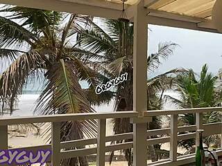 एबोनी वाइफ ने बीच हाउस पर टाइट पुसी फ्लैश की