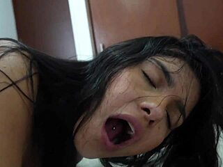 बड़ी गंद लैटिना कैमिला हेनाो बेड शेयर करती है। उसकी फ्रेंड और स्टेपब्रदर वाइल्ड डॉगीस्टाइल और स्क्वर्टिंग के लिए जुड़ते हैं!