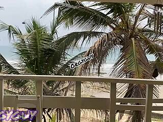 एबोनी वाइफ ने बीच हाउस पर टाइट पुसी फ्लैश की