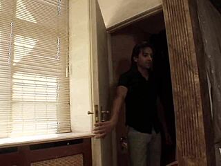 सिंडी बेहर, शेव्ड गांड खेल के लिए टॉयलेट कचरा तैयार?