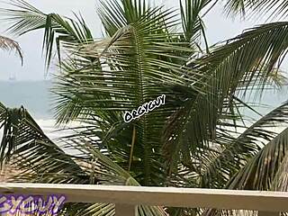 एबोनी वाइफ ने बीच हाउस पर टाइट पुसी फ्लैश की