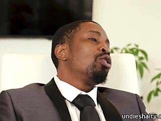 बस्टी ब्लोंड सेक्रेटरी फोन पर मस्तुरबेट करते पकड़ी गई, बॉस इसियाह मैक्सवेल ने डेस्क पर रगड़ा!