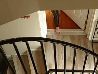 वाह, ऑड्रे ऐशेज टाइम ब्रिच में रेडहेड स्क्वर्टिंग ऑर्गेज्म के साथ