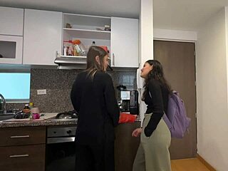 क्या मेरा बेस्ट फ्रेंड मेरा लेस्बियन फैंटेसी फुलफिल करता है?