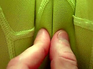 मेरी टाइट गीली चूत को भिगे लेगिंग्स में रगड़ना इतना अच्छा लगता है