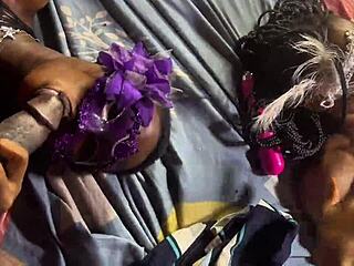 दो स्लिम टीने टिज और प्ले करती हैं, फिर ह्यूज ब्लैक कॉक्स के साथ वाइल्ड फोरसम, ओएमजी!