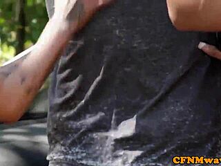 यूनिफॉर्म ब्रिटिश कांस्टेबल स्टॉकिंग्स में आउटडोर सब को हिलाते हुए