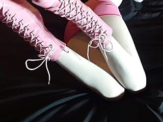 लॉरा XXX मॉडल 8 इंच पिंक हील्स व्हाइट पैंटीहोज में सेक्सी वीडियो 😘