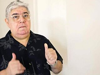 हेय, मेरी सौतेली बहन मेरी गीली चूत को पूरा चाटने के लिए मरी जा रही है