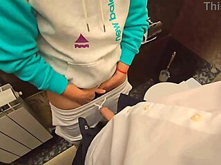 टीचर ने स्कूल टॉयलेट में पैंटी में कम डाला, चौंकाने वाला क्लोजअप