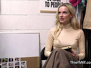 अरे, इस डिल्डो चोर मिल्फ को पकड़ा, उसे चुदते देखना चाहते हो?