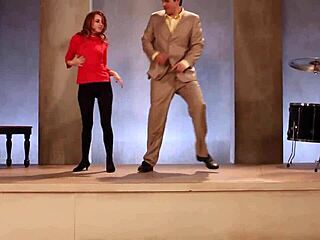 लेक्सी लेगिंग्स में पतली गांड दिखा के चुदती है और लंड पर सवार!