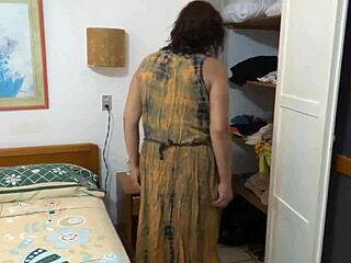 बीच पर मैंने अपनी सौतेली माँ को स्ट्रीमी सेशन के बाद कपड़े पहनते पकड़ा!