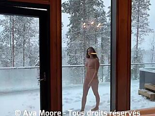 une jolie fille française se masturbe et se gode la chatte dans chaque pièce de son chalet