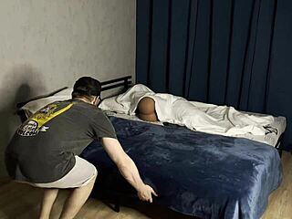 भाई ने स्टेपसिस्टर को प्रैंक किया, उसे देखते हुए मुठ मारी