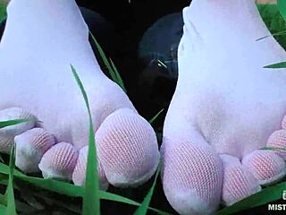 गॉडेस, वो क्यूट पैर सफेद सॉक्स में दिखाओ!