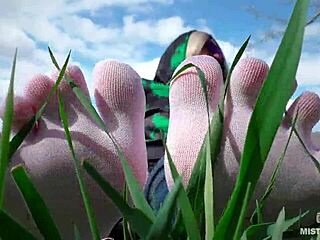 गॉडेस, वो क्यूट पैर सफेद सॉक्स में दिखाओ!