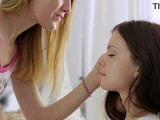 मैं स्लिम टीन 18+ एंजेलिका पालम के दीवाना हूँ, शैंटी ए की टाइट चूत को बर्बाद करते हुए!