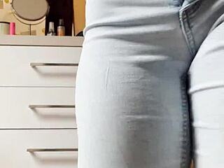 पेटाइट ब्लोंड की घरेलू स्ट्रिपटीज़, टाइट जींस में कमाल!