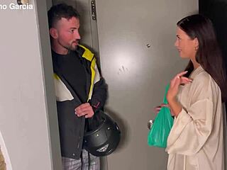 हॉट ब्रुनेट का स्क्वर्टिंग देखकर दंग हूँ, डॉगीस्टाइल में प्रो की तरह लंड ले रही है