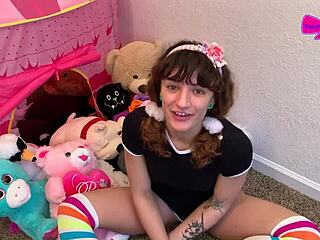 वाह! डकोटा मार टैबू डीपी और डीप थ्रोट में पिगटेल्स के साथ