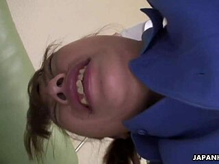 एशियन नर्स डॉगी एक्शन के लिए बेंट ओवर।