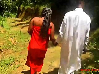 इंडियन देसी कॉलेज कपल झाड़ियों में आउटडोर मस्ती करता है!