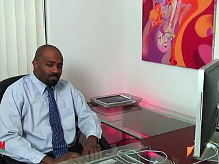 Barbie Sinclair job ke liye fucks aur sucks karti hai