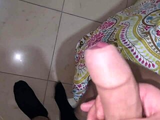 अरे, मेरे विशाल इटालियन लंड को करीब से वीर्य छोड़ते देखना चाहते हो?