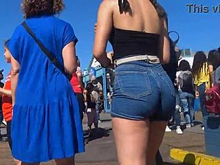 ए रे, इन टाइट शॉर्ट्स जींस में इस कैंडिड बड़ी गांड को देखो?