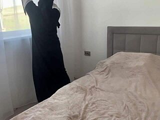 अरब ज़लीफ़ा बिना पैंटी के साफ़-सुथरी चूत दिखाती उत्तेजित होकर