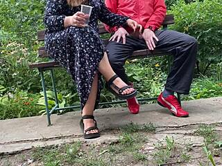 कर्वी मदर-इन-लॉ होममेड रोलप्ले में आउटडोर्स कम करती है