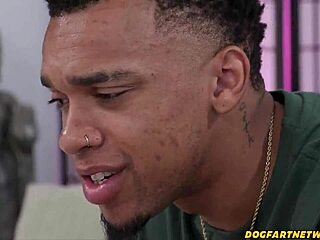 स्पेंसर स्कॉट सौतेले बेटे को घर रहने के लिए गहरी चूत दे रही