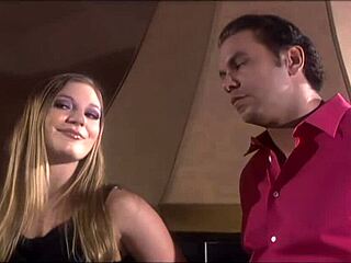 शे स्वीट अपने मैन के डिक पर कम करती है फिर लेट जाती है जिज से स्प्रे होने के लिए