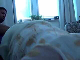 अरब बीवी ने एमेच्योर में विशाल काले लंड से बॉडी शेयर की चुदाई