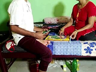 तो, मास्टर जी ने स्टूडेंट का फायदा उठाया हार्डकोर इंडियन चुदाई के लिए, साफ हिंदी आवाज़ से गर्मी बढ़ी