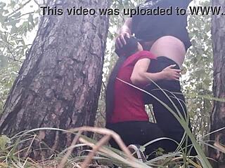 बारिश से बचने पेड़ के नीचे छुपे और गर्मी के लिए स्टीमी लेस्बियन सेक्स किया