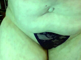 थॉन्ग्स जीस्ट्रिंग्स में गांड फैलाने का परेड