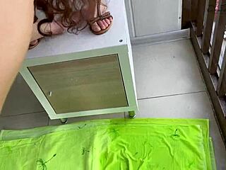 स्टेपडॉटर हॉट स्टेपमदर के चेहरे और मुंह पर पिस करती है।