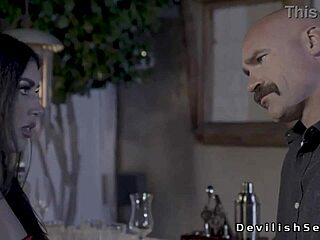 गंजे पति ने बस्टी पत्नी को तीव्र मूव्स के साथ चोदा