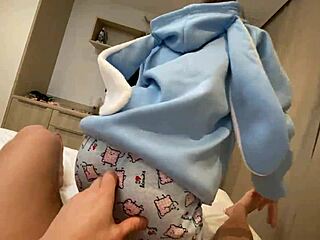 stepdad ke bade lund pe jump kar rahi hoon jab tak woh mujhe fill na kar de