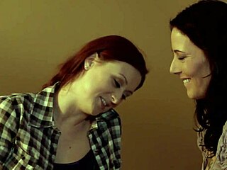 कार्ली मॉन्टाना एंड ज़ोई होलोवे, उम, लेस्बियन लविंग स्किल्स दिखा रही हैं