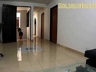 मैंने अपनी मेड को बिना कंडोम रॉ सेक्स के लिए पैसे दिए - Ann सवार हो गई