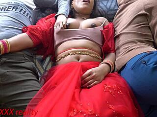 अरे, अपनी हॉट देसी स्टेपमॉम के साथ क्विकी करना है हिंदी में?