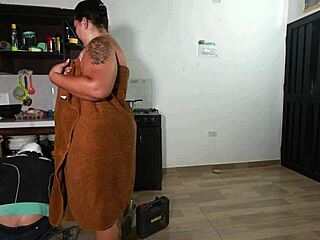 यूनिफॉर्म में कोलंबियाई लड़की प्लंबर को चूसती और चोदती है