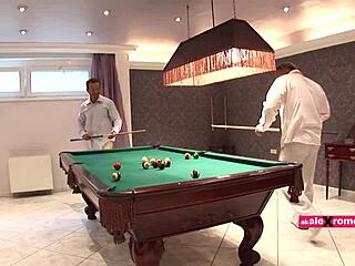 मैंडी, द निम्फो, अपनी चूत में दो लंड चाहती है