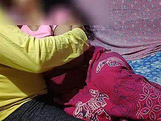 इंडियन ब्यूटी अपने लवर के साथ स्टीमी हो रही है