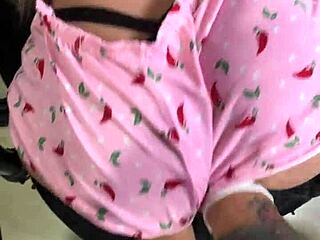 अरे, सौतेला बाप अचानक घुसकर अपनी सौतेली बेटी को सेक्स टॉय से चोदता है